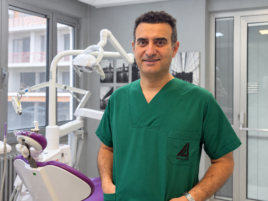 Dr. Taylan Akça, Akça Diş kliniğinde yeşil önlüğüyle diş ünitinin yanında